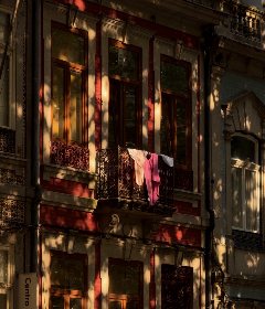 Roupa a secar na varanda de uma casa antiga do Porto