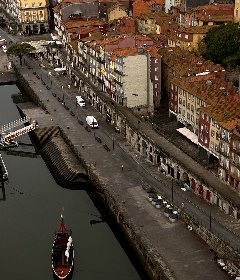 A Ribeira vista de cima, com um barco rabelo no Douro