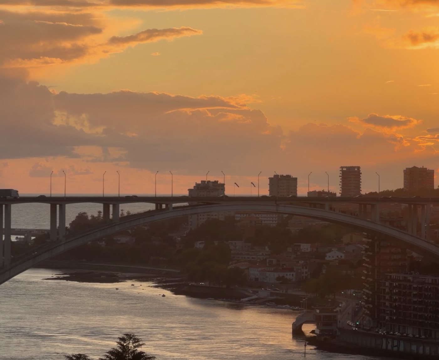 Pôr do sol sobre o Douro e a Ponte da Arrábida